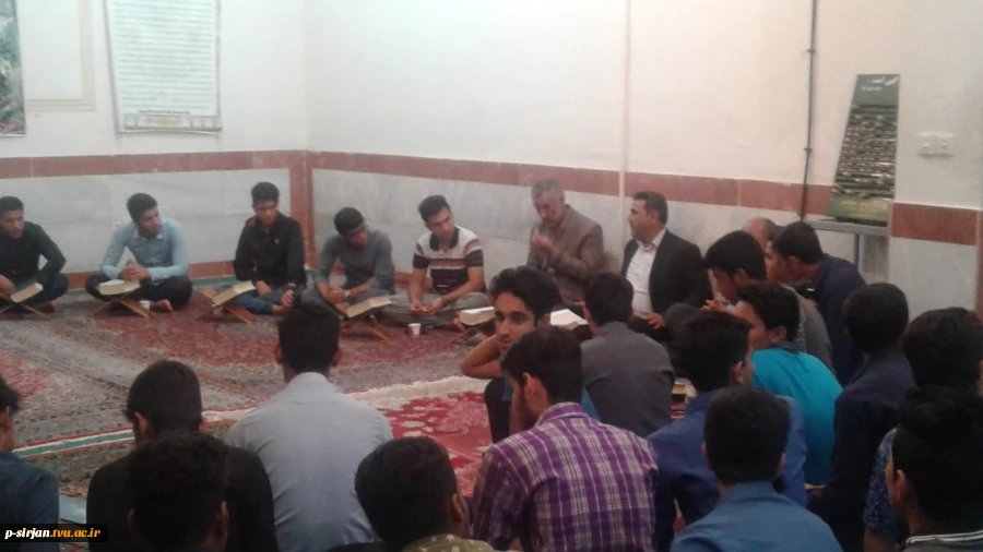 مراسم ختم قرآن کریم توسط دانشجویان خوابگاه وحضور همکاران در این مراسم