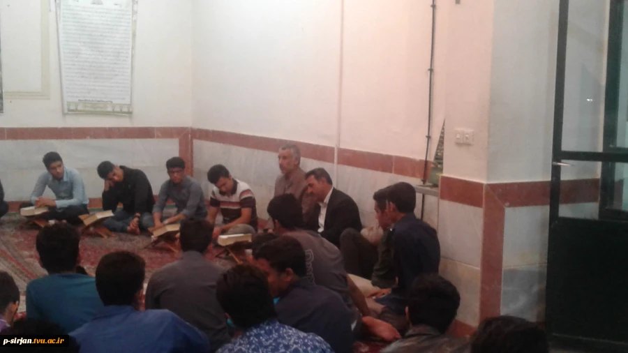 مراسم ختم قرآن کریم توسط دانشجویان خوابگاه وحضور همکاران در این مراسم