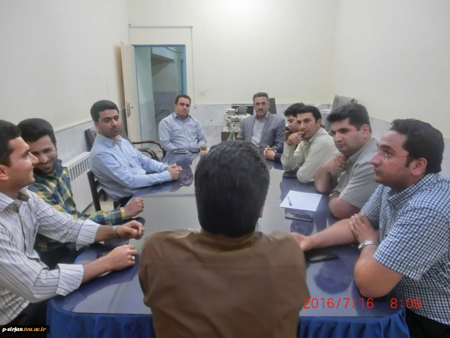 اولین نشست هیئت موءسس کانون دانش آموختگان دانشکده فنی شهید کرانی سیرجان در راستای تقویت ارتباط دانشگاه با صنعت در محل دانشکده در تاریخ 95/04/26
