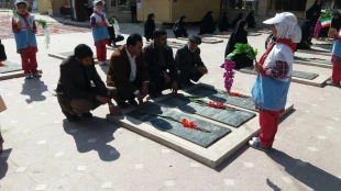 مراسم غبارروبی وگلباران قبور مطهر شهدابه مناسبت دهه فجر