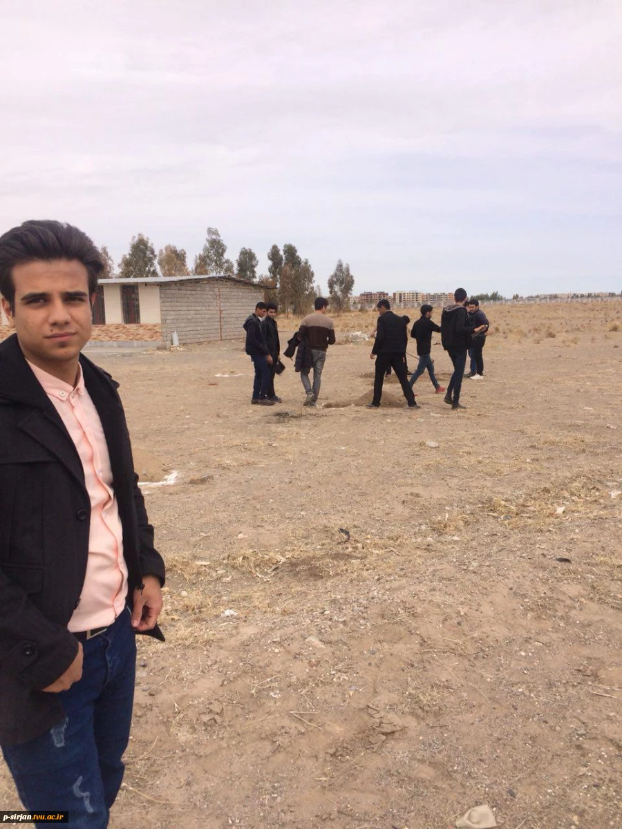 کاشت حدود 200نهال مثمر وغیر مثمر در محوطه آموزشکده