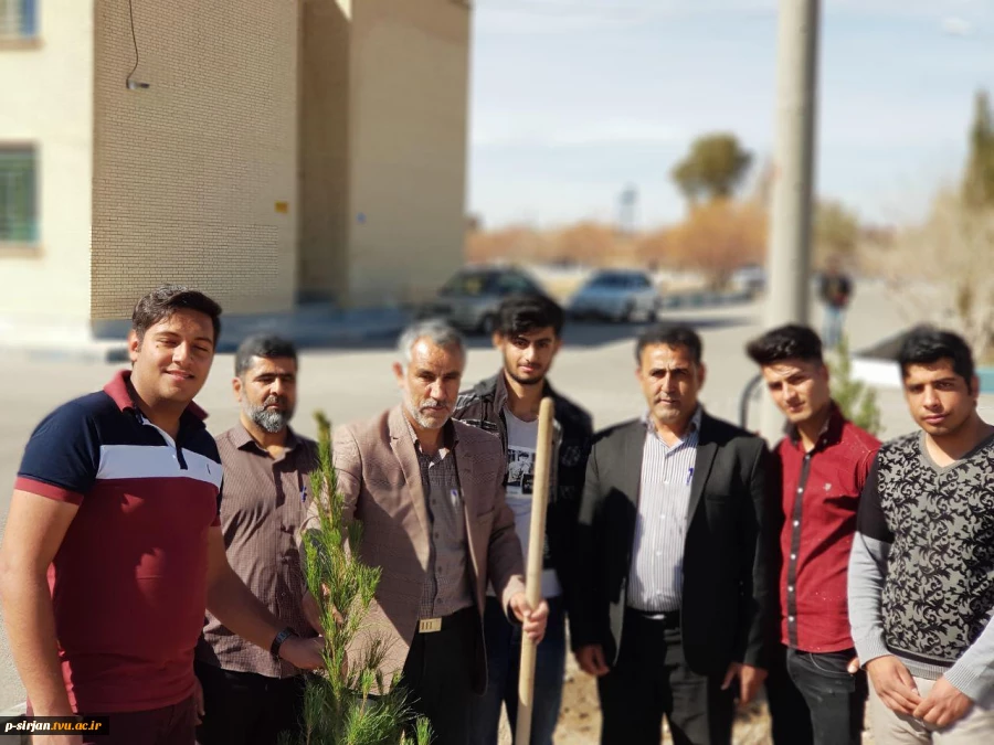 کاشت حدود 200نهال مثمر وغیر مثمر در محوطه آموزشکده
