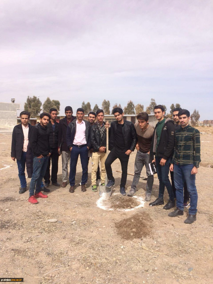 کاشت حدود 200نهال مثمر وغیر مثمر در محوطه آموزشکده