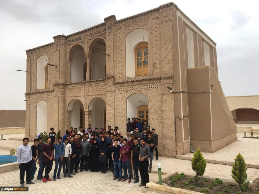 بازدید دانشجویان رشته معماری ازبناهای تاریخی سیرجان