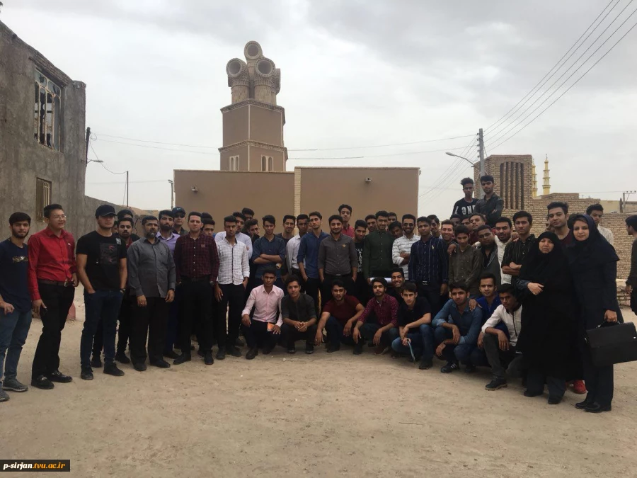بازدید دانشجویان رشته معماری ازبناهای تاریخی سیرجان