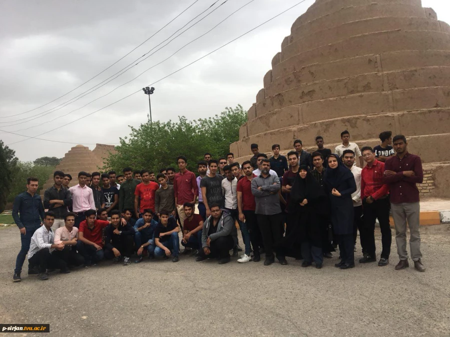 بازدید دانشجویان رشته معماری ازبناهای تاریخی سیرجان
