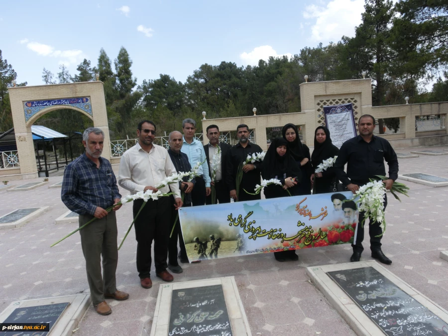 غبار روبی وگلباران قبور مطهر شهدا به مناسبت آزادسازی خرمشهر