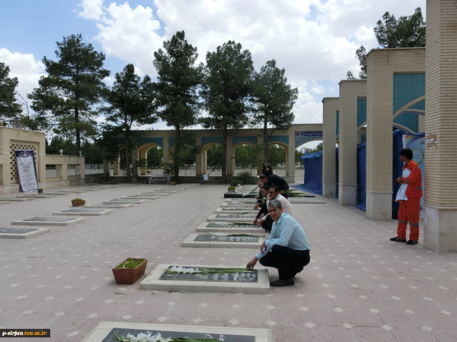 غبار روبی وگلباران قبور مطهر شهدا به مناسبت آزادسازی خرمشهر