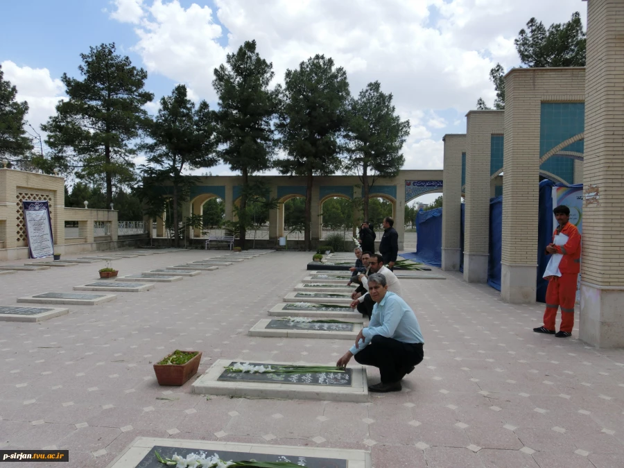 غبار روبی وگلباران قبور مطهر شهدا به مناسبت آزادسازی خرمشهر