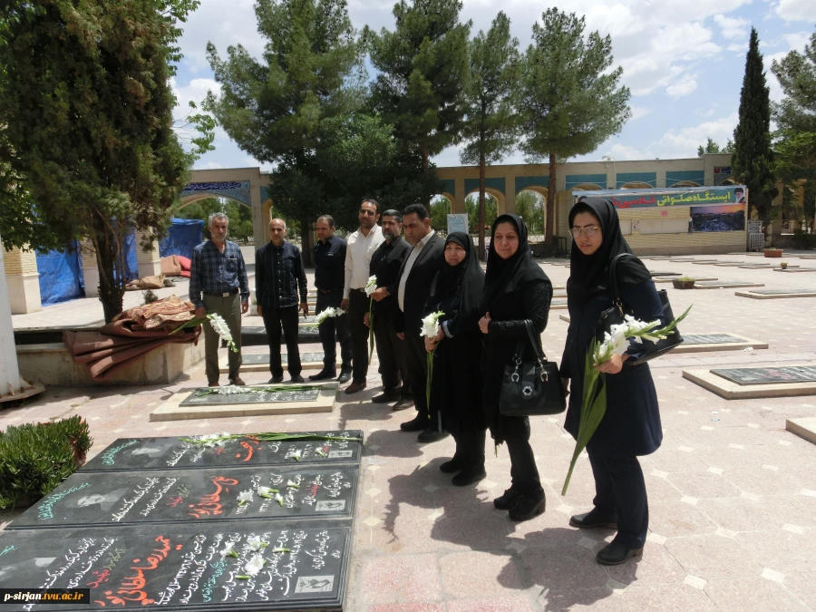 غبار روبی وگلباران قبور مطهر شهدا به مناسبت آزادسازی خرمشهر